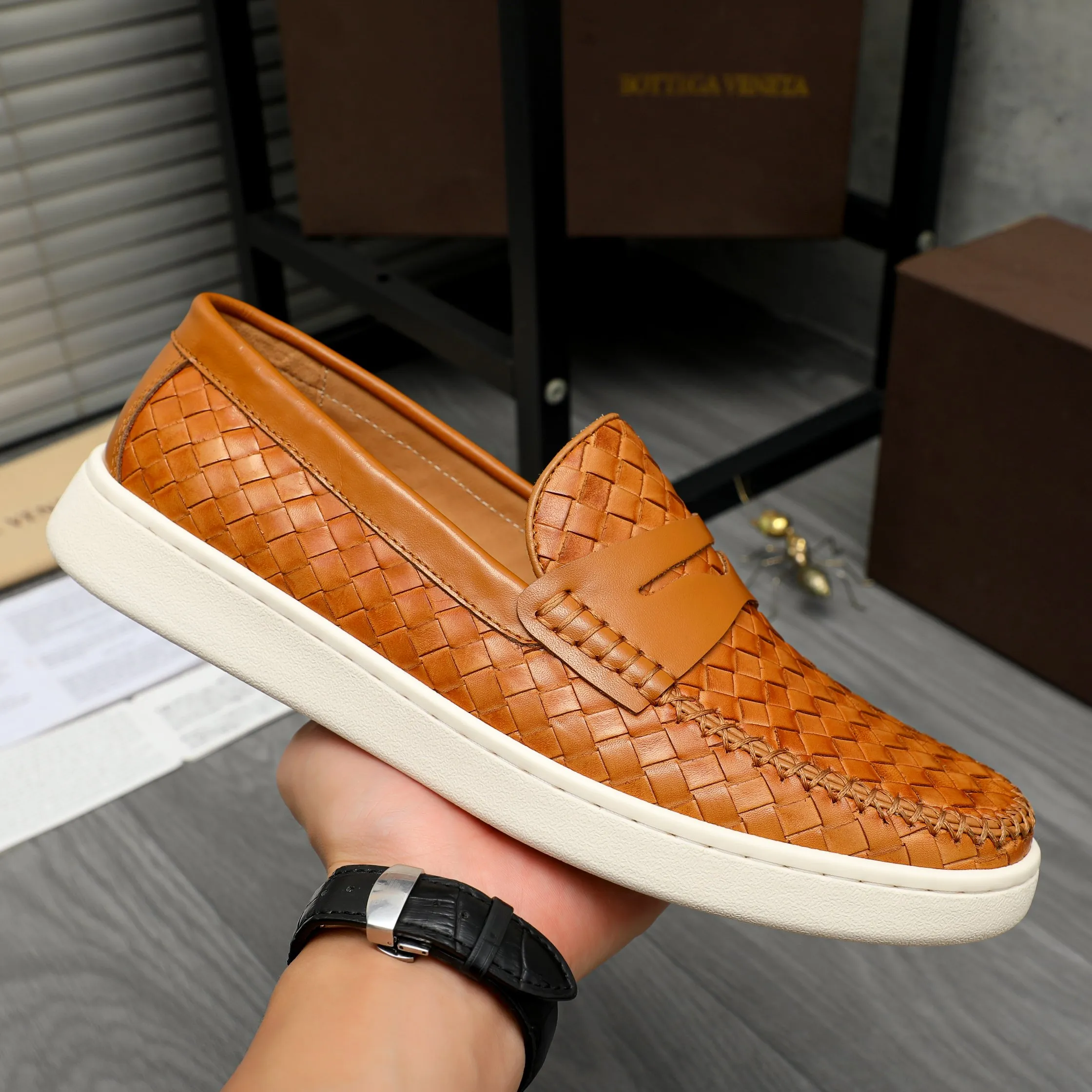 Men's shoes 💰500 Product trademark: BV "Bottega Veneta" woven slip-on casual men's shoes Regular size: 38-45 (custom-made 45 non-returnable) Product materials: Selected woven cowhide upper, cowhide lining, rubber outsole